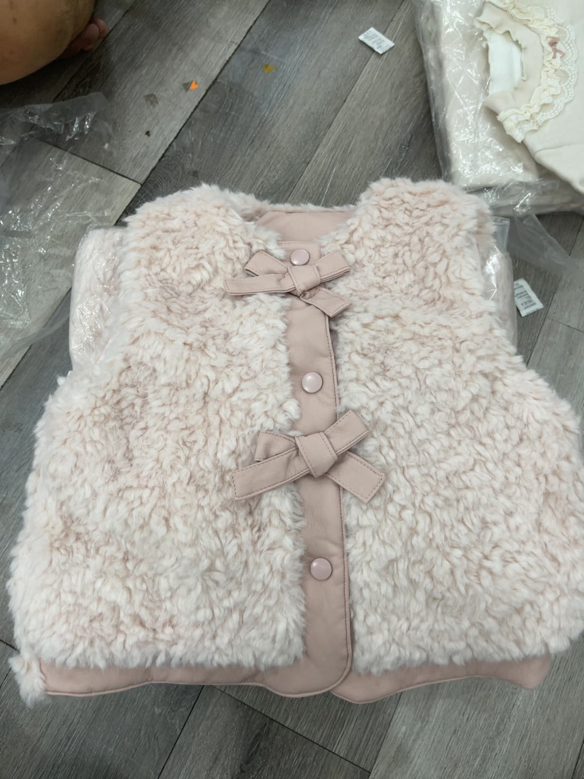Áo gile lông cừu đính nơ cài cúc