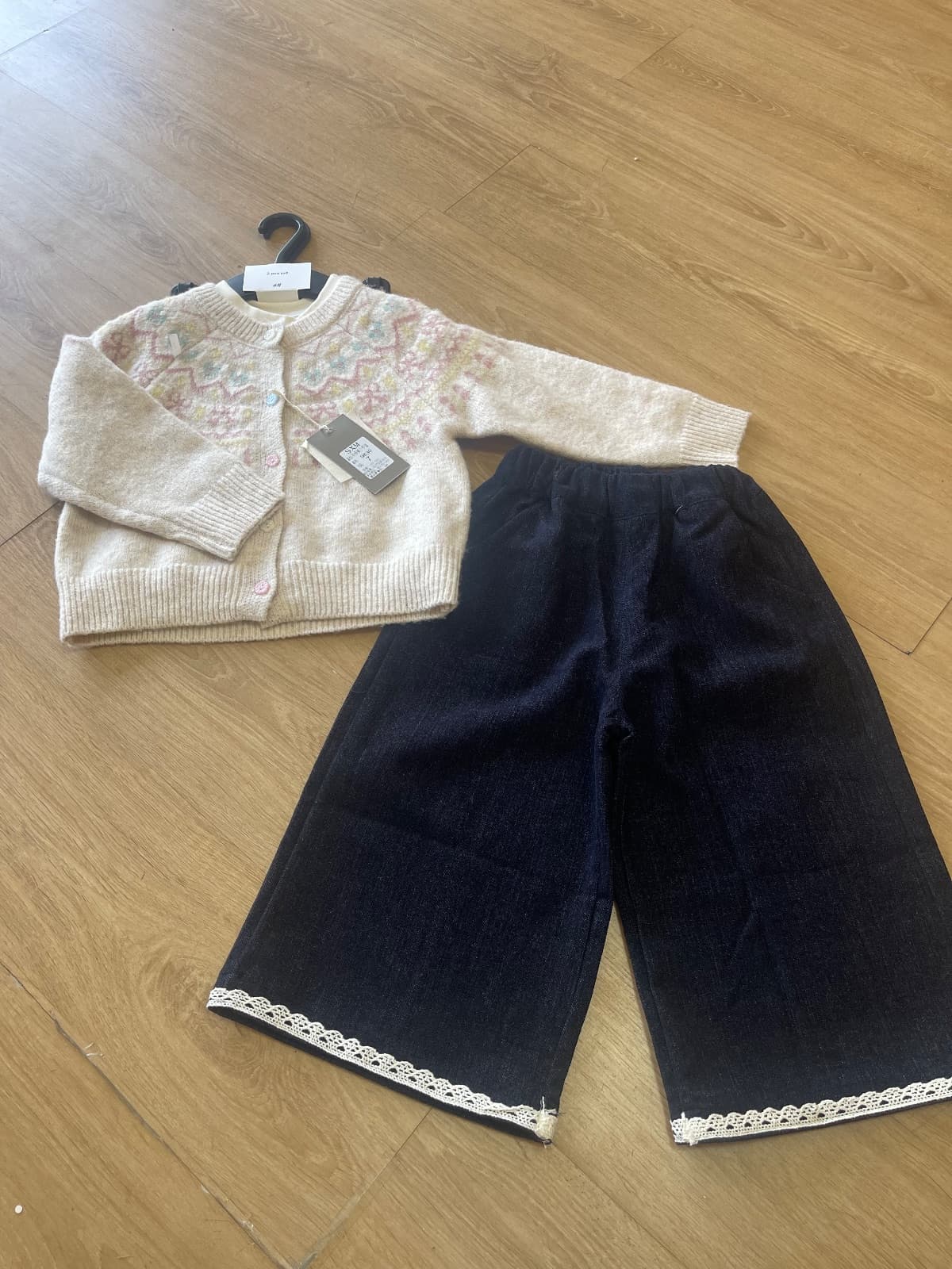Set áo cardigan len họa tiết kèm quần ống rộng phối ren - ảnh 1