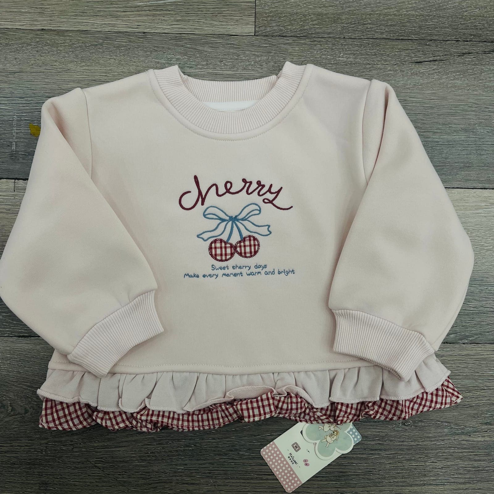 Áo nỉ thêu cherry phối bèo tầng caro