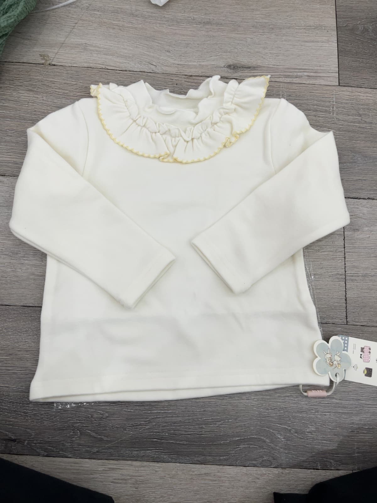Áo dài tay cổ bèo viền vàng - ảnh 1