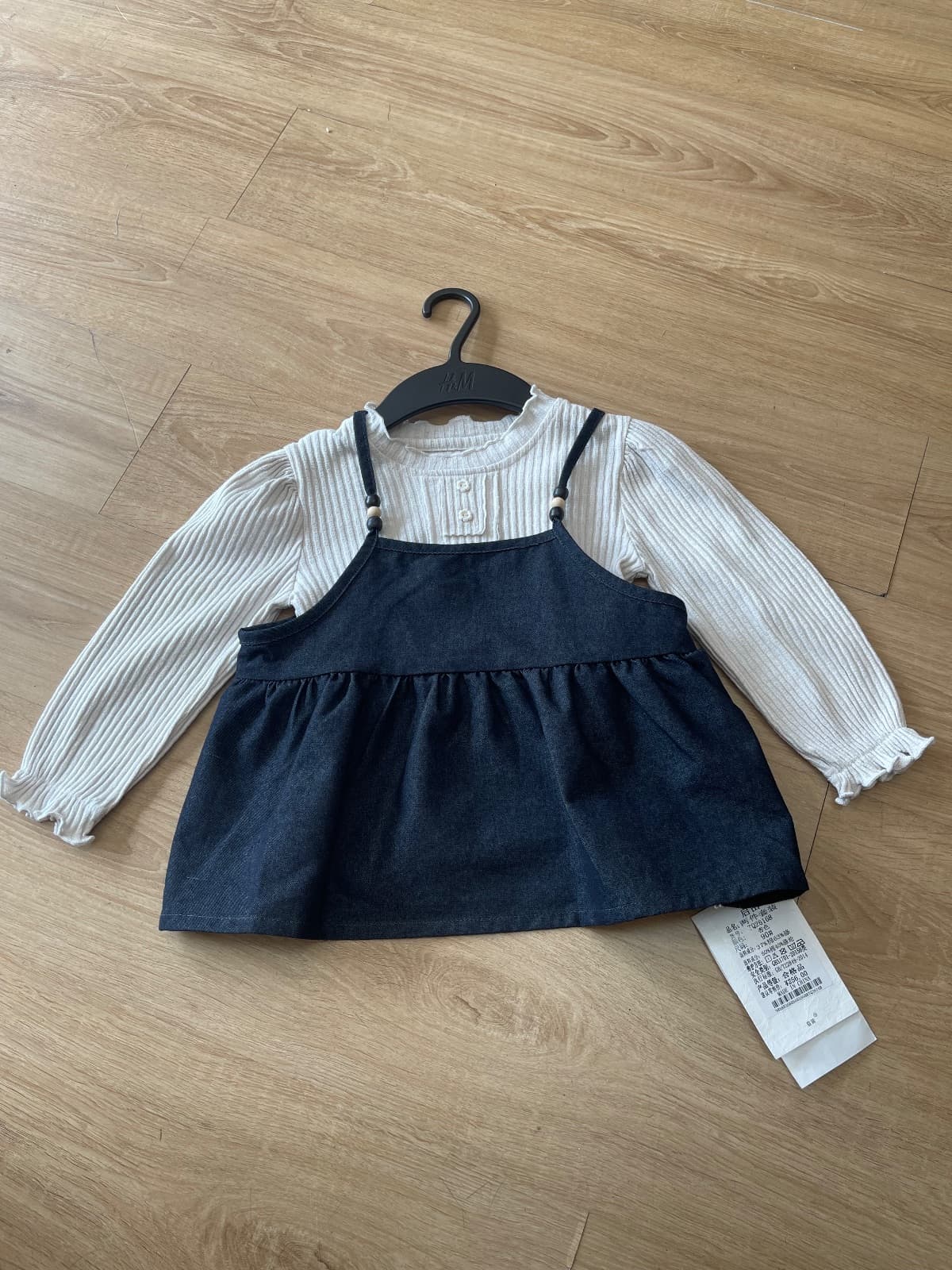 Set áo dài tay kèm váy hai dây denim