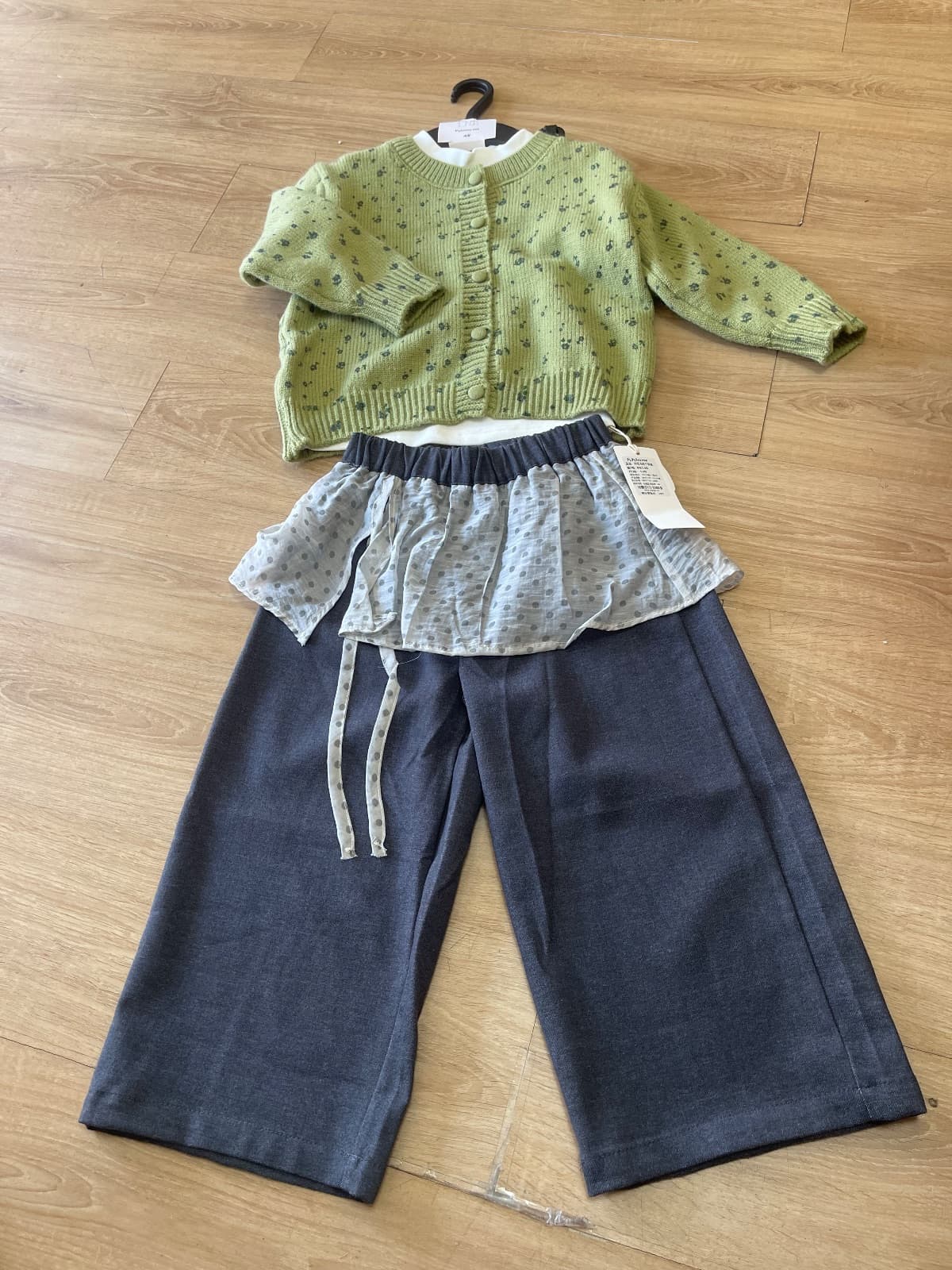 Set áo cardigan họa tiết kèm quần giả váy chấm bi - ảnh 1