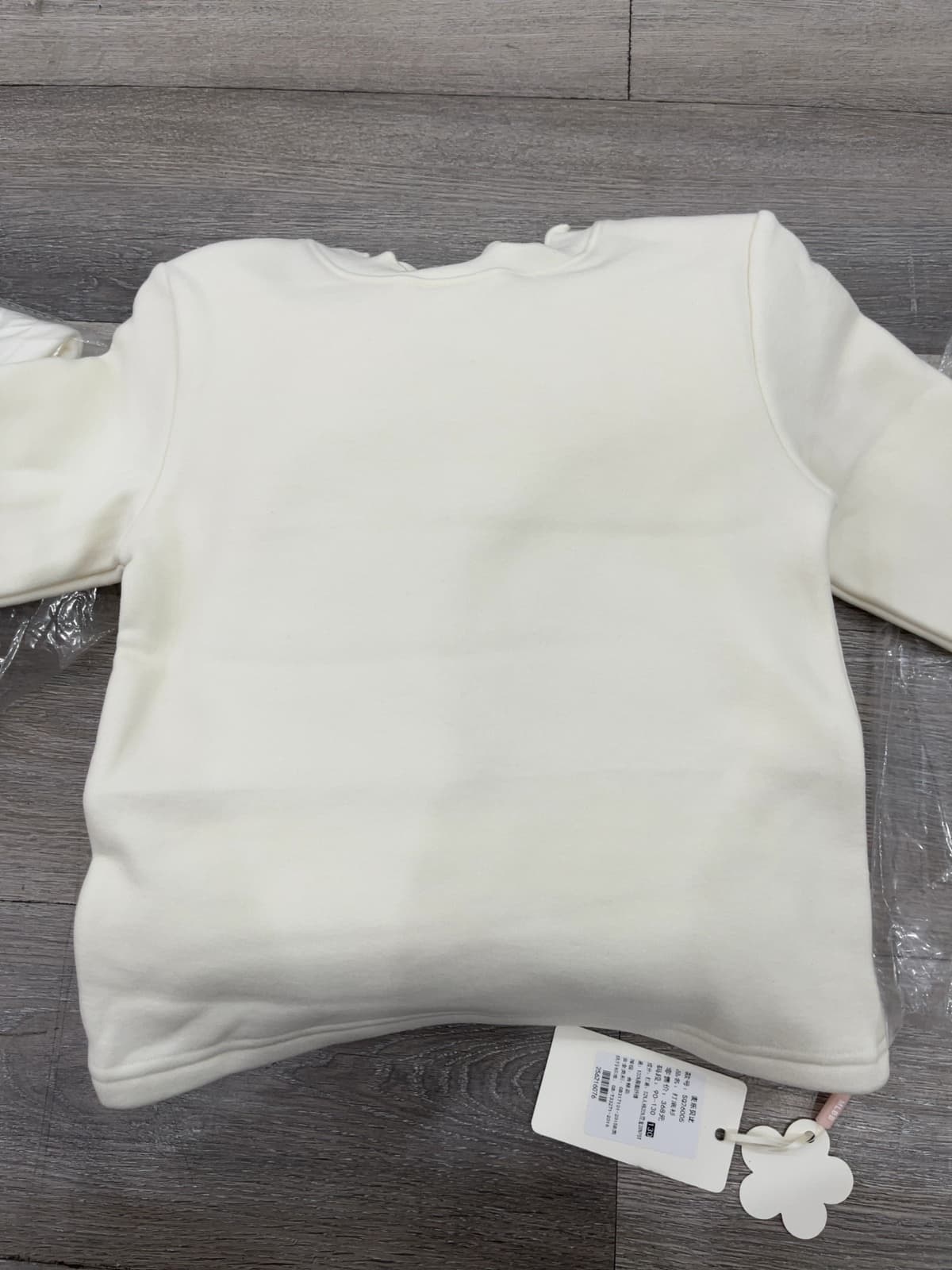 Áo nỉ dài tay cổ lượn sóng basic - ảnh 1